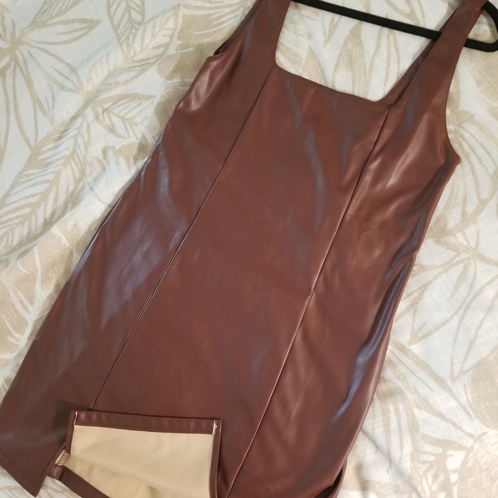 LINDO VESTIDO TELA TIPO CUERO CAFE